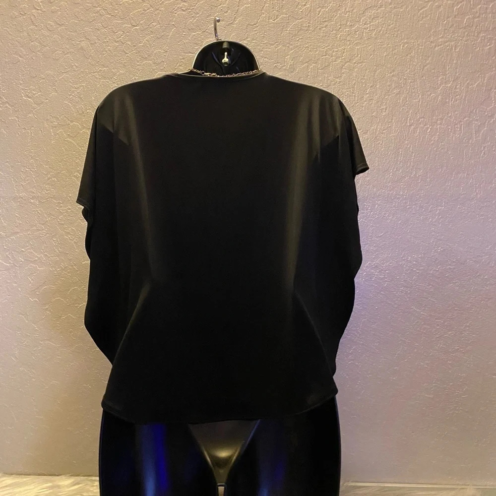 🆕 Julie’s Closet Black Blouse with Accent Necklace - Picture 8 of 9